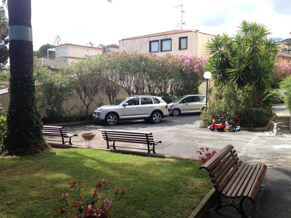 Tirrenia Beach House - Sea Front With Private Beach Sanremo Ngoại thất bức ảnh